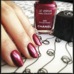 Chanel Le Vernis in 595 Rouge Moiré